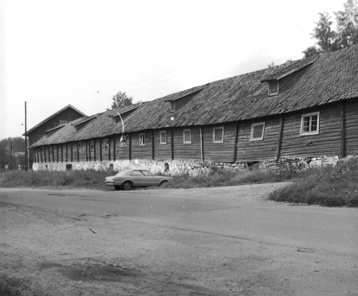 Anno Domkirkeodden, EKSTERIØR: GARDSBRUK VIK GÅRD, OKSEFJØS, LÅVE