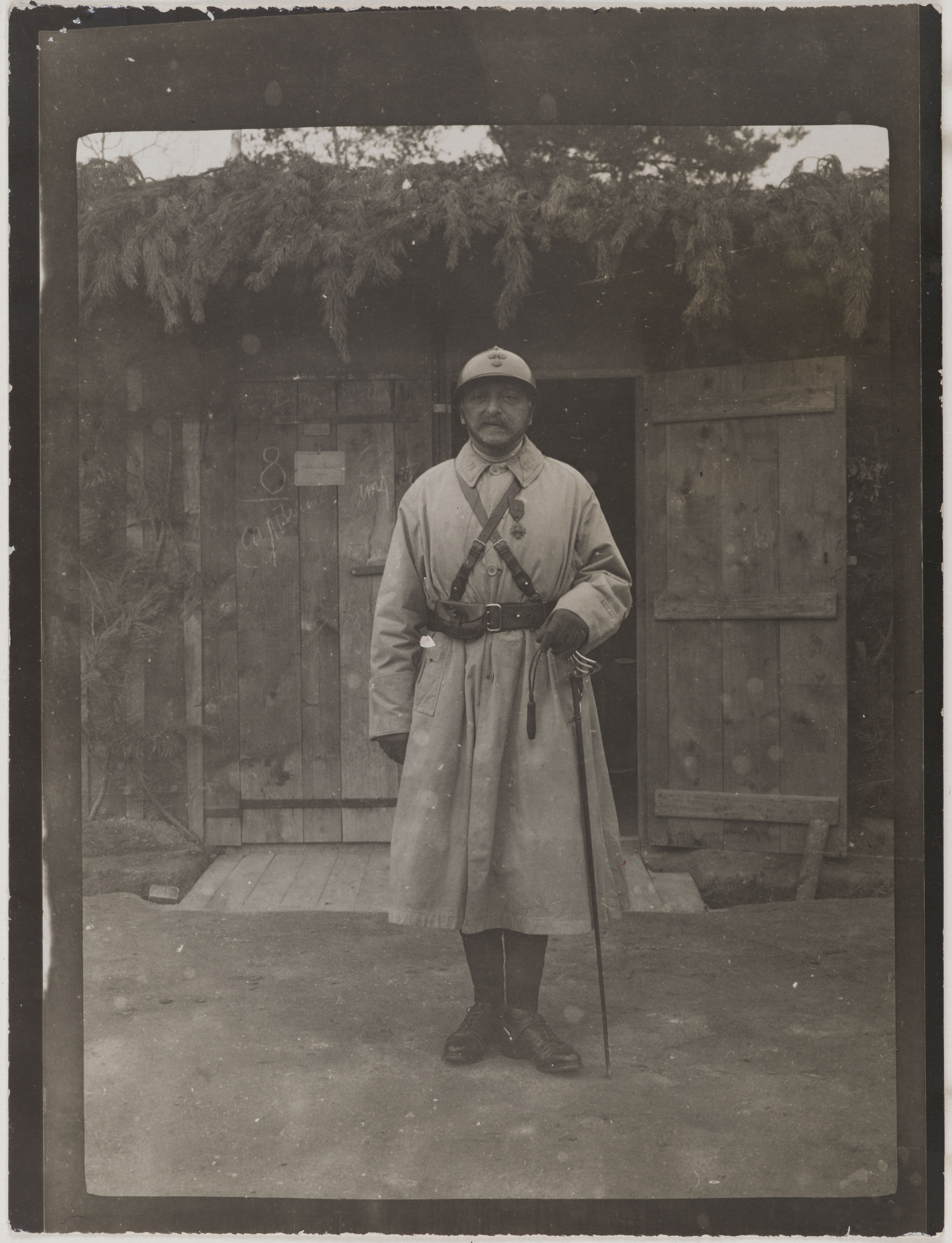 Anonyme, Georges Hugo en uniforme de soldat devant sa casemate
