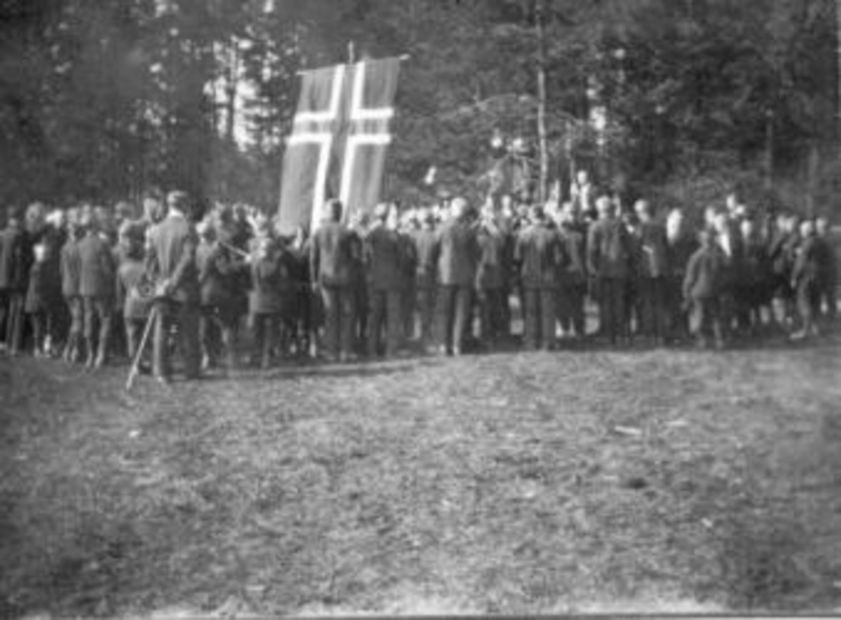 Anno Domkirkeodden, 17.mai feiring på Toftes Gave, Nedre Sund, Helgøya med mange mennesker og flagg.