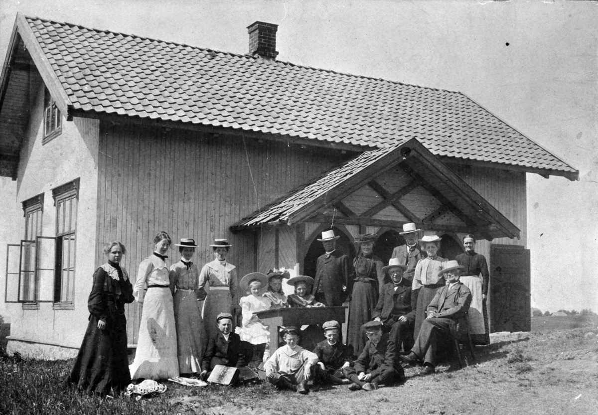 Anno Domkirkeodden, GRUPPE: 18 SKOLEELEVER OG VOKSNE, OPHEIM SKOLE, OLIVIA SOLVANG, ASTRID GJESTVANG, OLAUG ILSENG, DORTHEA GJESTVANG, ELSE MUSLI, DAGNY GJESTVANG, OLAUG ØSTEERHAGEN, PETER GJESTVANG, OLINE GJESTVANG, DIDRIK HVERVEN, GUSTAV GJESTVANG MED FLER, NÆSTEN GÅRD