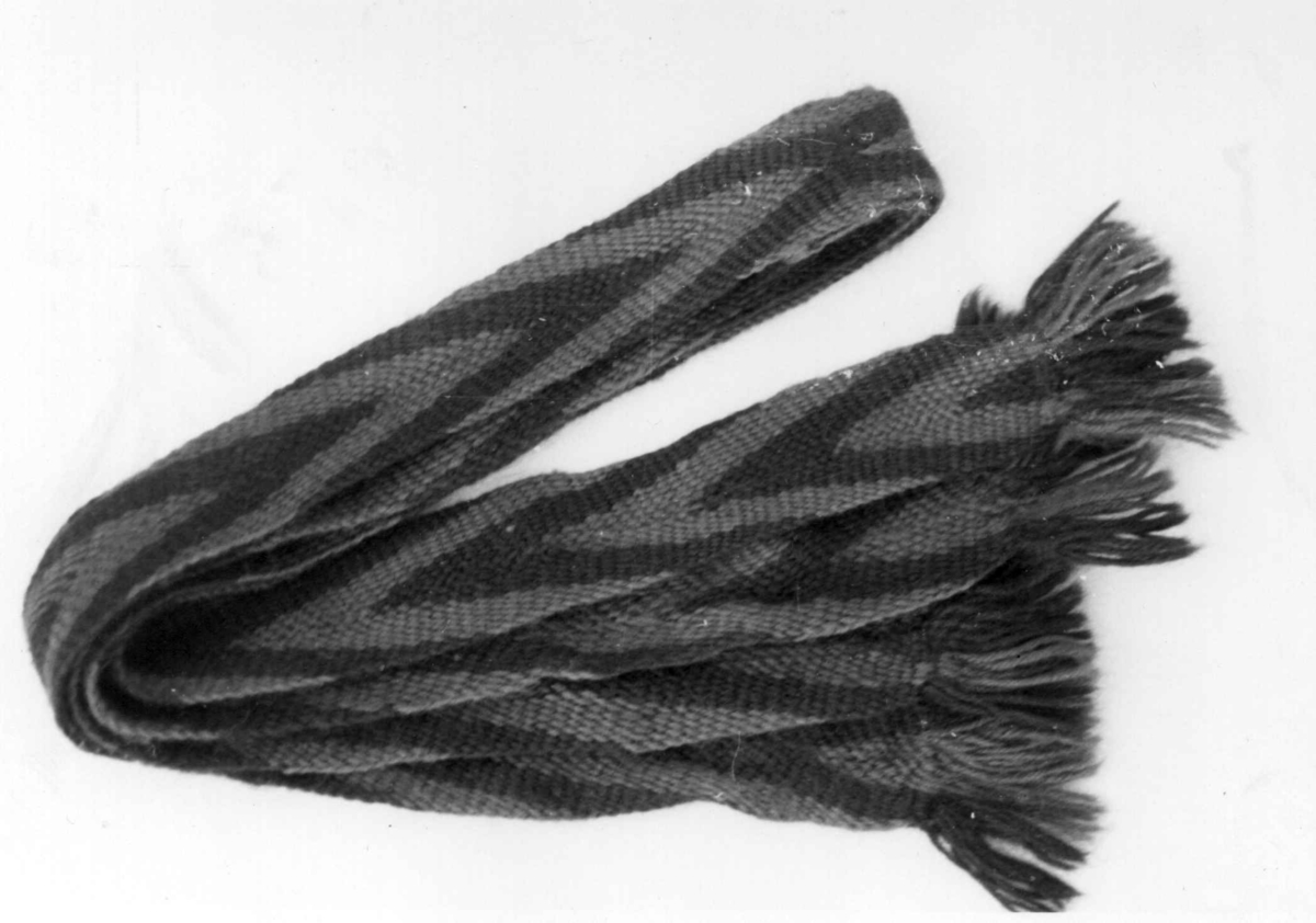 Anna Grostøl, Slengde sokkebånd fra ca. 1930. Åseral, Vest-Agder 1943.