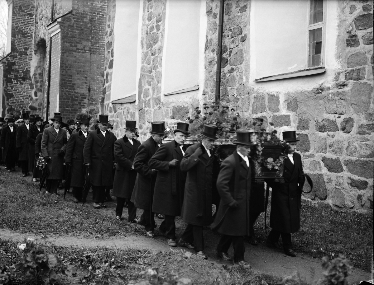 Paul Sandberg, “Judge Erikssons in Fullerö jordafärd” - E Eriksson’s earth fortress in the Old Uppsala cemetery, 1933