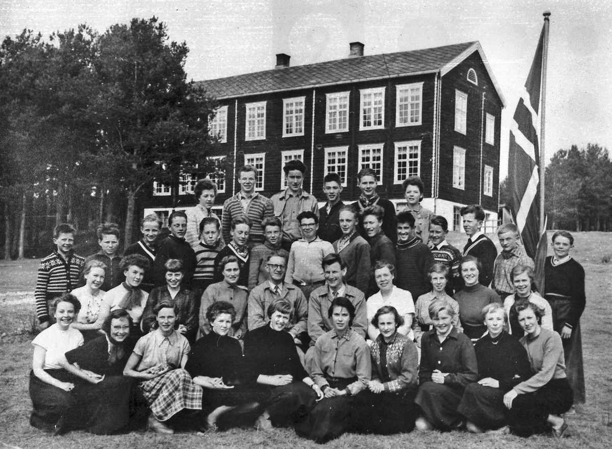 Rachel Haarseth, Gruppebilde, personer, klær, flagg, skole.