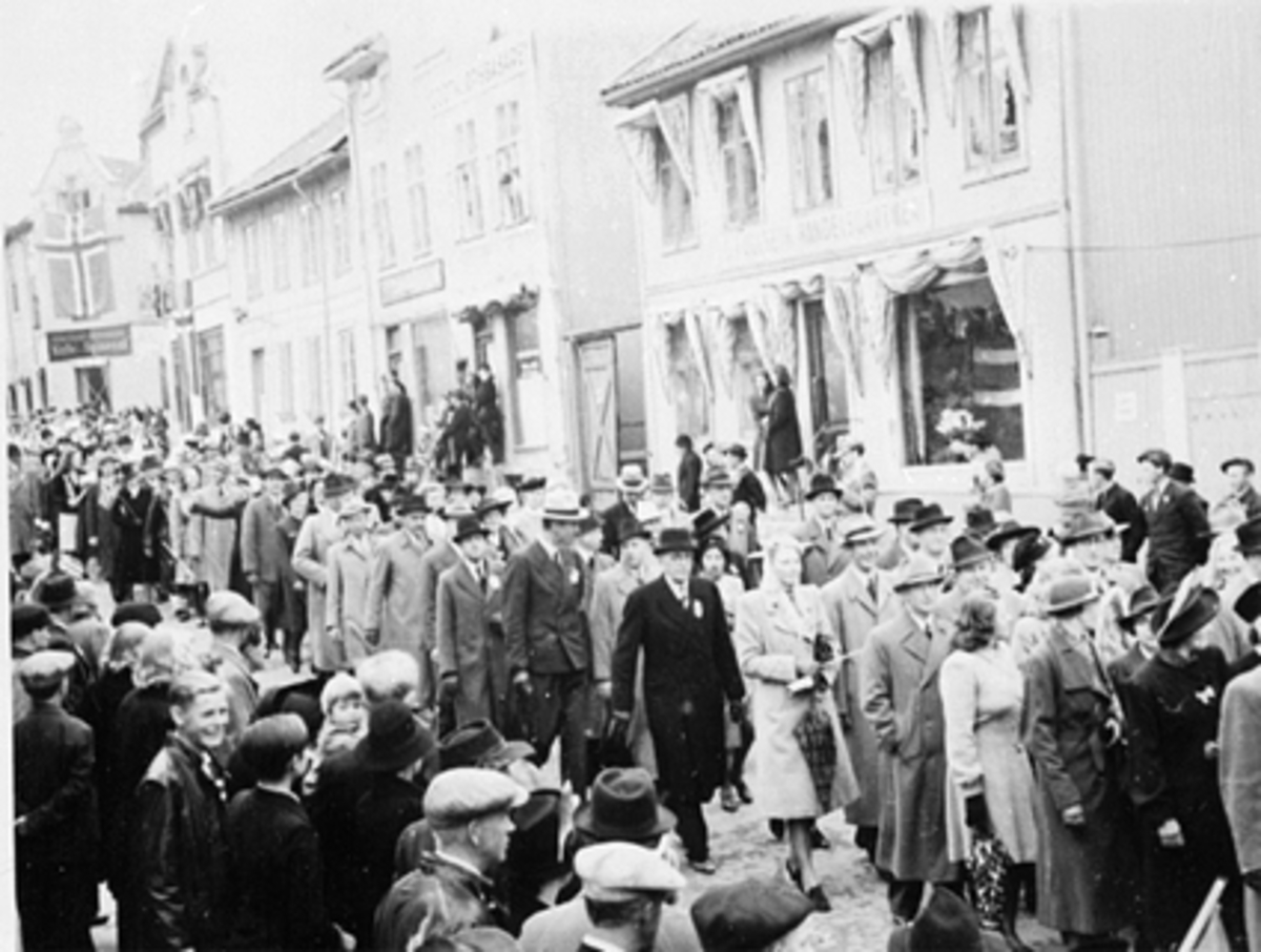 Anno Domkirkeodden, 17 MAI, BORGERTOGET NED GRØNNEGATA, MYE FOLK, TILLSKUERE