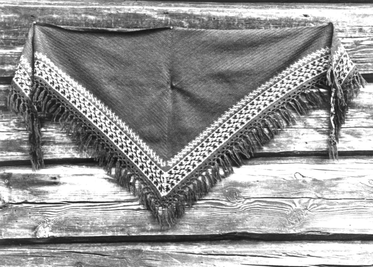 Anna Grostøl, Heklet herdetørkle med bred bord. Rørosbygdene, Røros, Sør-Trøndelag 1939.