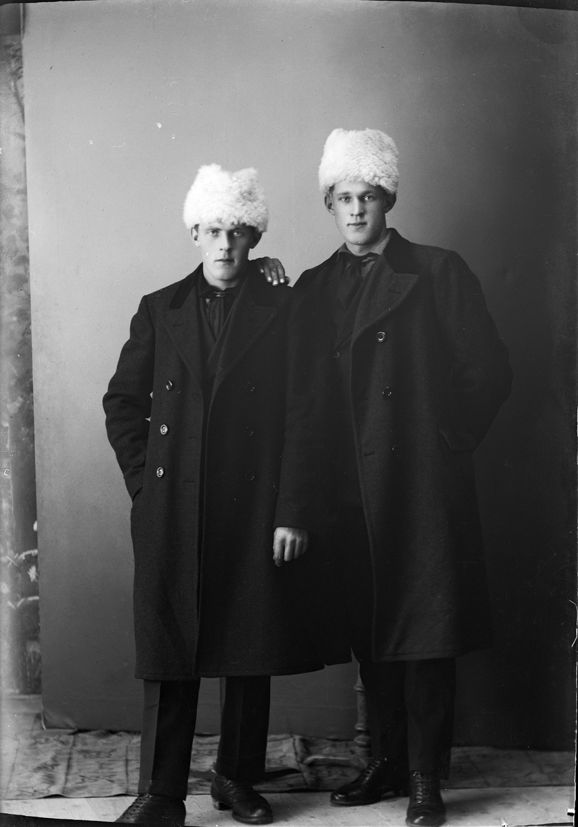 Skötsner-Edhlund, Ateljé portrait - man and Erik Näslund from Kelinge, Valö parish Uppland 1921