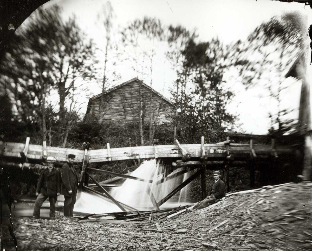 Fredrik Emil Faye, Vannrenne, ant. Dal gård, Ullensaker. Gårdsarbeidere (?) poserer ved renna, ant. ved ødelagt parti. Fra serie fotografert av kammerherre Fredrik Emil Faye (1844-1903), gårdens eier.