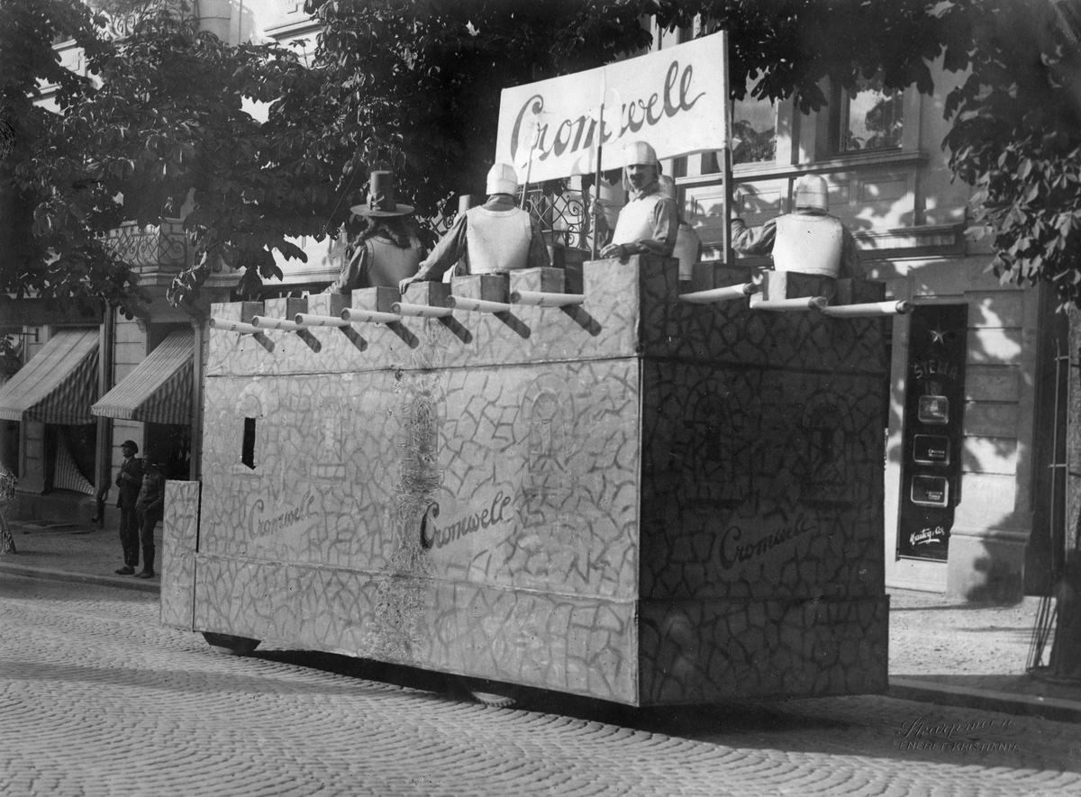 Narve Skarpmoen, Kjøretøy fra et reklameopptog høsten 1926 med flere menn utkledde til riddere. Reklame for Cromwell sigaretter.