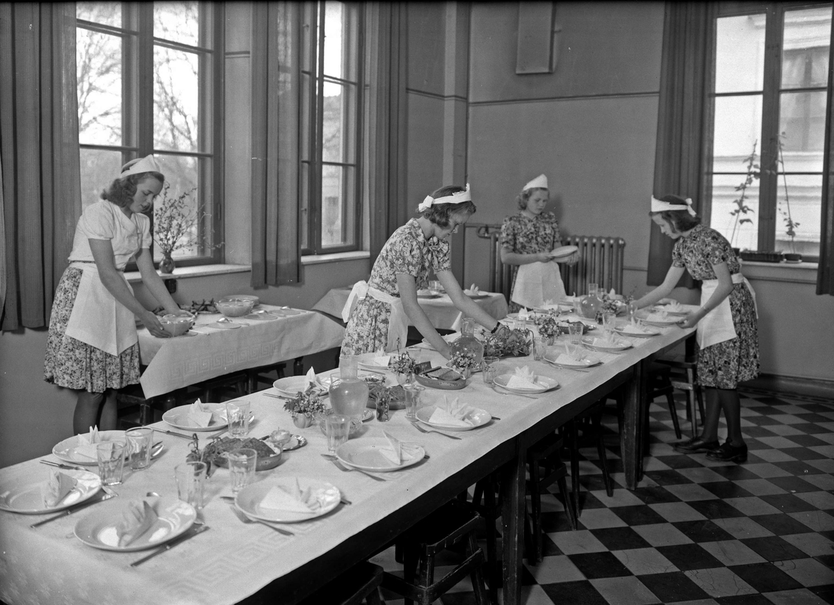 Paul Sandberg, Dukning av bord, Uppsala Hushållsskola, Svartbäcksgatan, Uppsala juni 1942