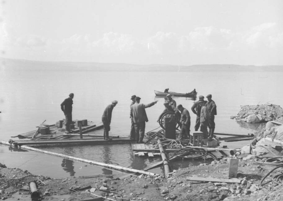 Anno Domkirkeodden, STANGE KOMMUNE, VANNVERKET, ARBEIDERE VED MJØSKANTEN, ROBÅT, FRANGSTUA, FRANGSTØEN