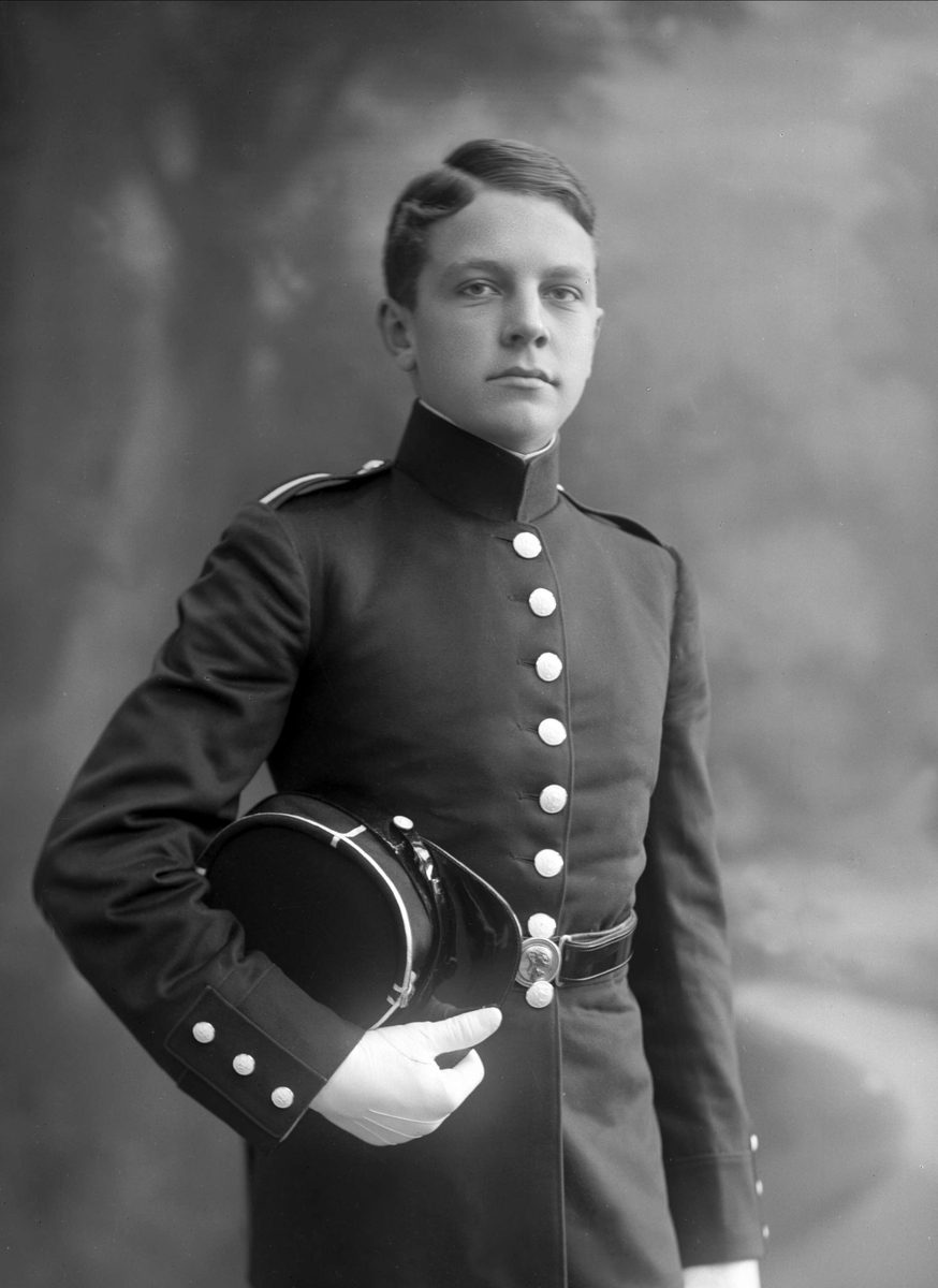 Gustav Borgen, Portrett, mann i kadettuniform.