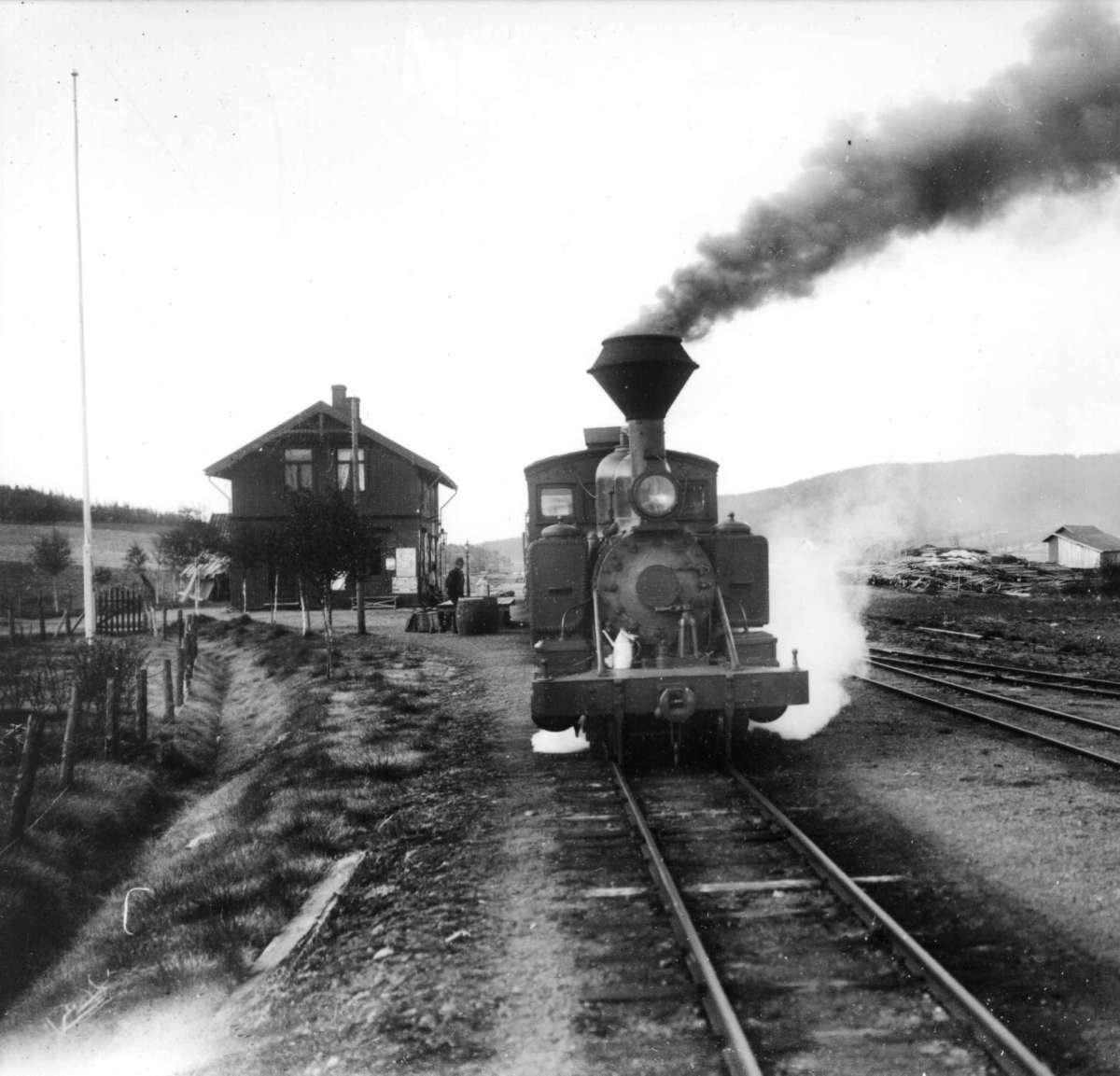 Anders Beer Wilse, Skullerud, Aurskog-Høland, Akershus 1907. Damplokomotiv på vei ut fra jernbanestasjonen. Urskog-Hølandsbanen.