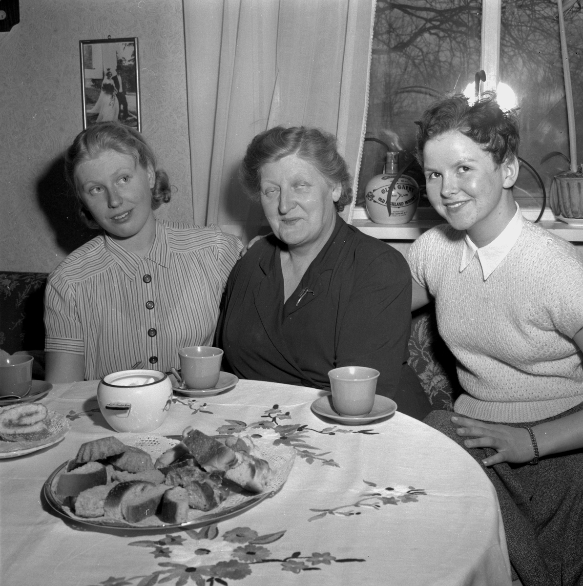 Örebro Kuriren, Puzzle winning wife in Fellingsbro. From left: Birgitta Svensson (née Larsson), Alva Larsson January 23, 1956.