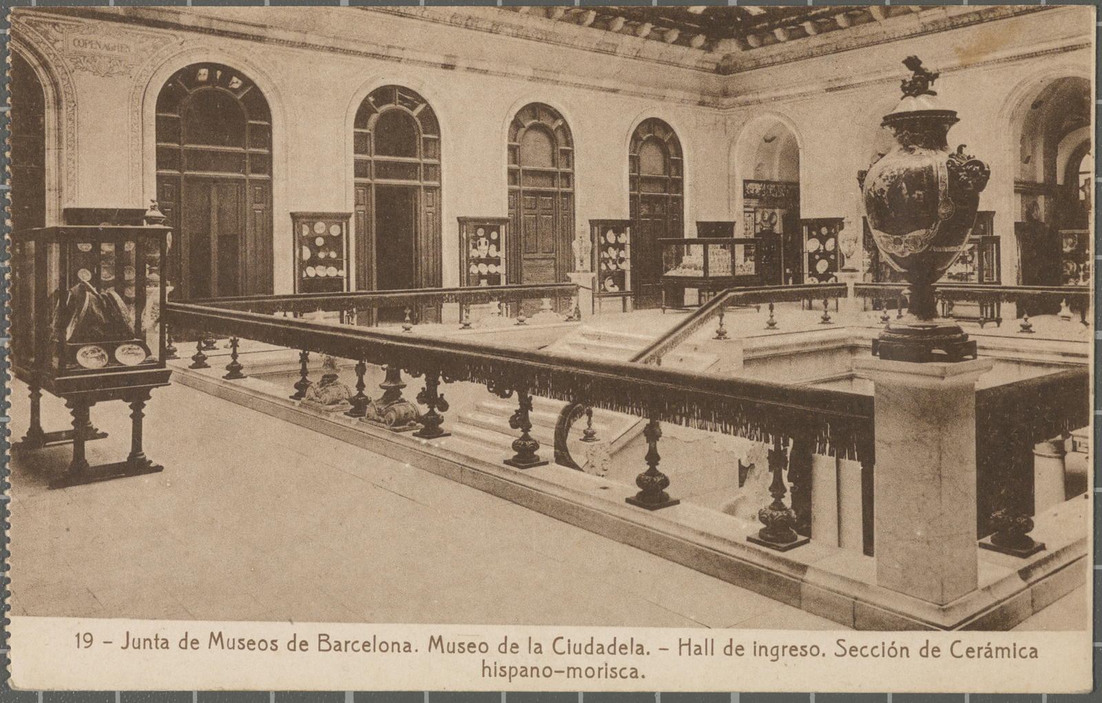 Desconegut, 19 - Joint of Museos of Barcelona. Museo of the Ciudadela. - Hall of entry. Section of Cerámica hispano-morisca.