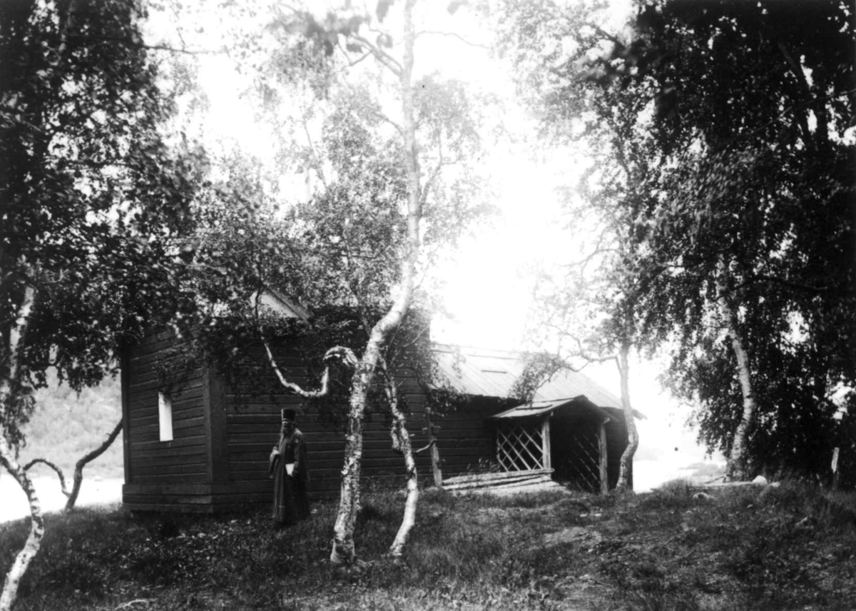 Ellisif Rannveig Wessel, Kapellet i Boris Gleb, Russland, før 1900. Prost Konstantin Schtschekoldin står utenfor, siste russiske prest i Boris Gleb.