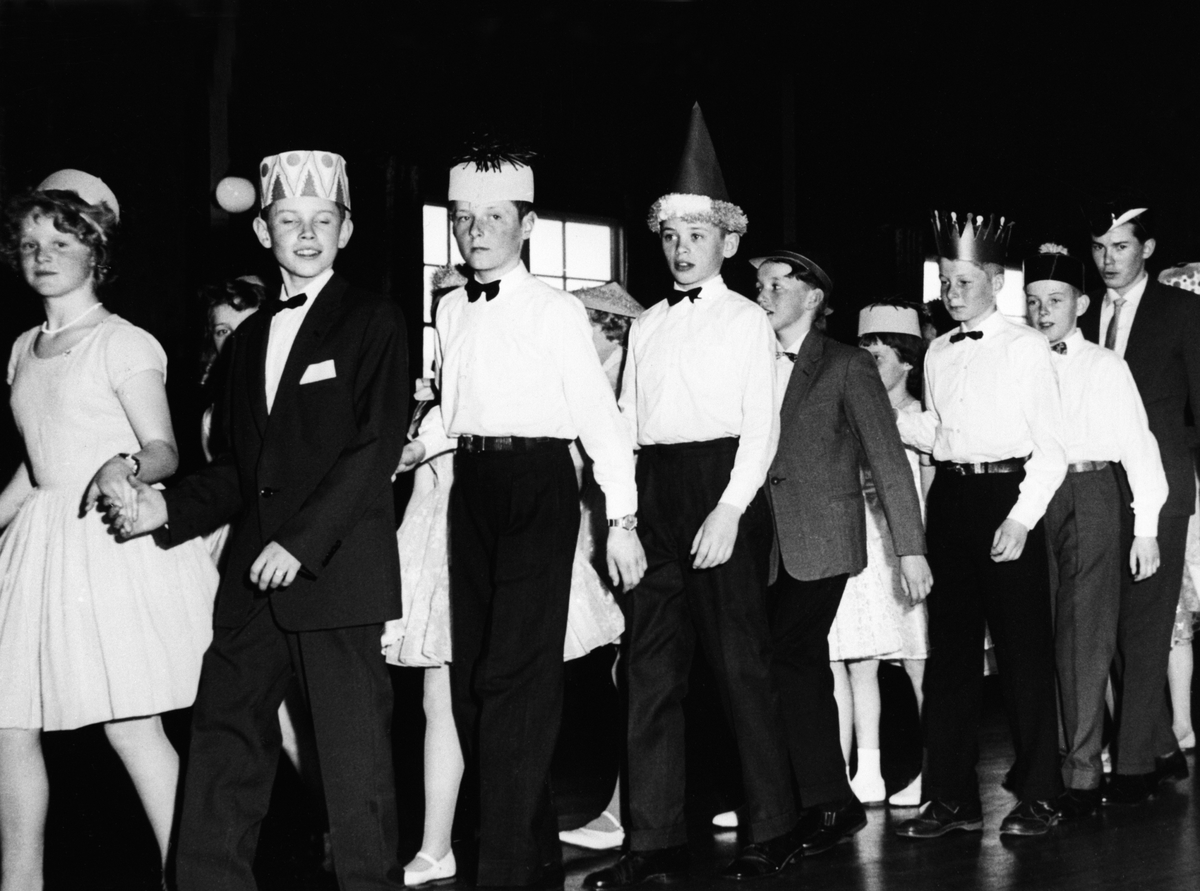 Anno Domkirkeodden, BØNDERNES HUS, DANSESKOLE, BARN GÅR POLONESE MED PAPRHATTER