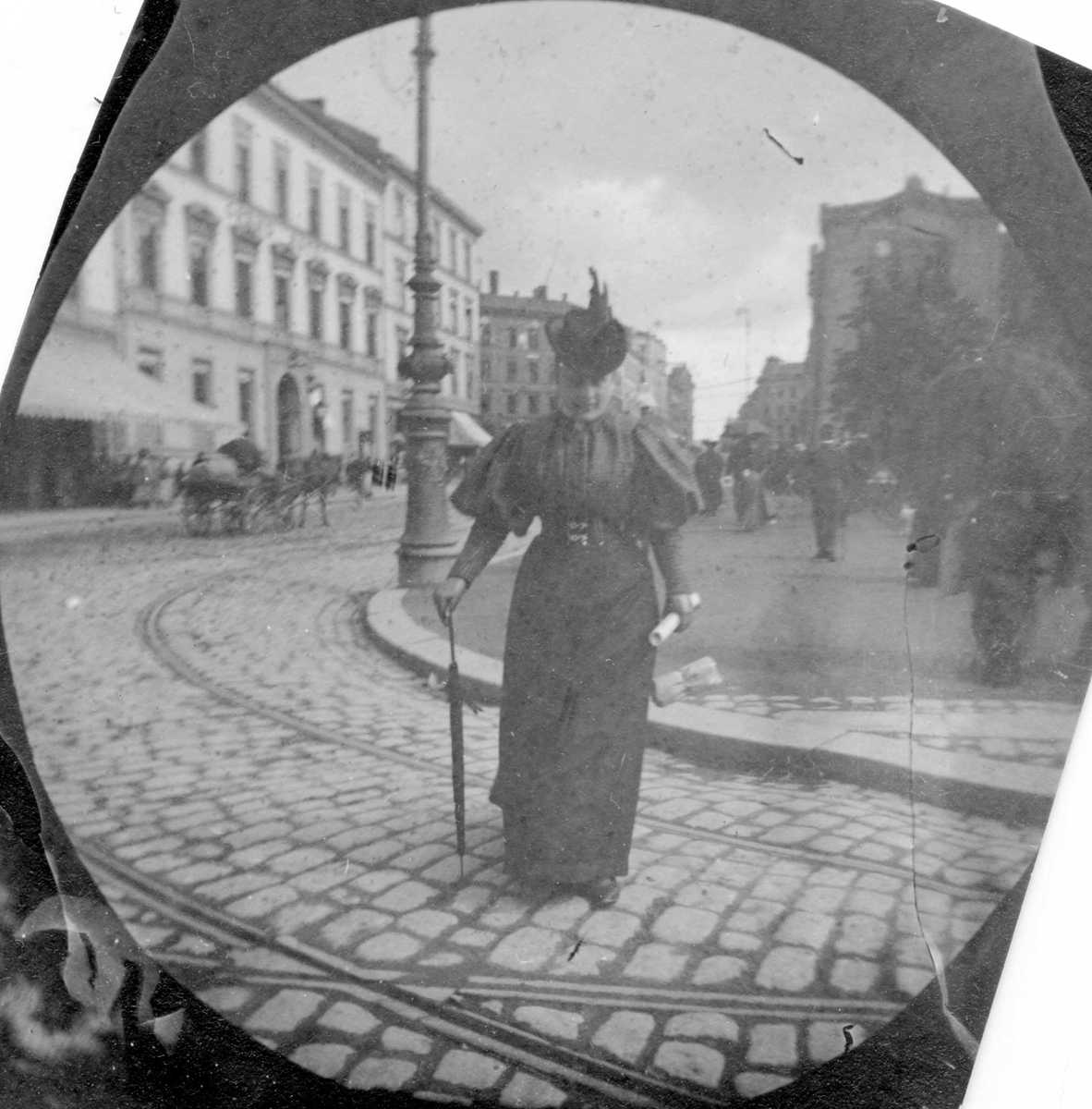 Fredrik Carl Mülertz Størmer, Fru professor Blytt krysser Rosenkrantz` gate ved Karl Johans gate, Oslo. Stortinget i bakgrunnen.