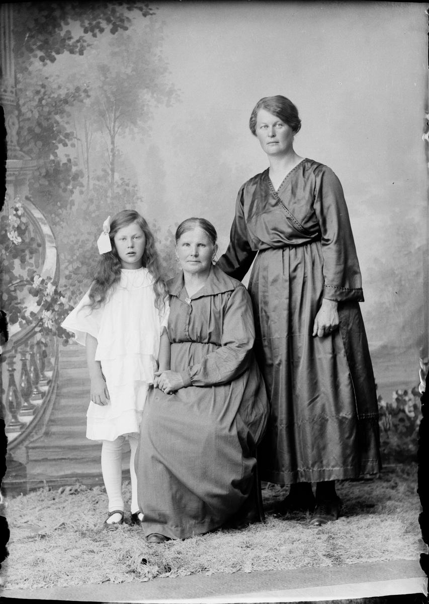 Skötsner-Edhlund, Ateljéporträtt - en kvinna och en flicka med Selma Andersson från Ununge socken, Uppland