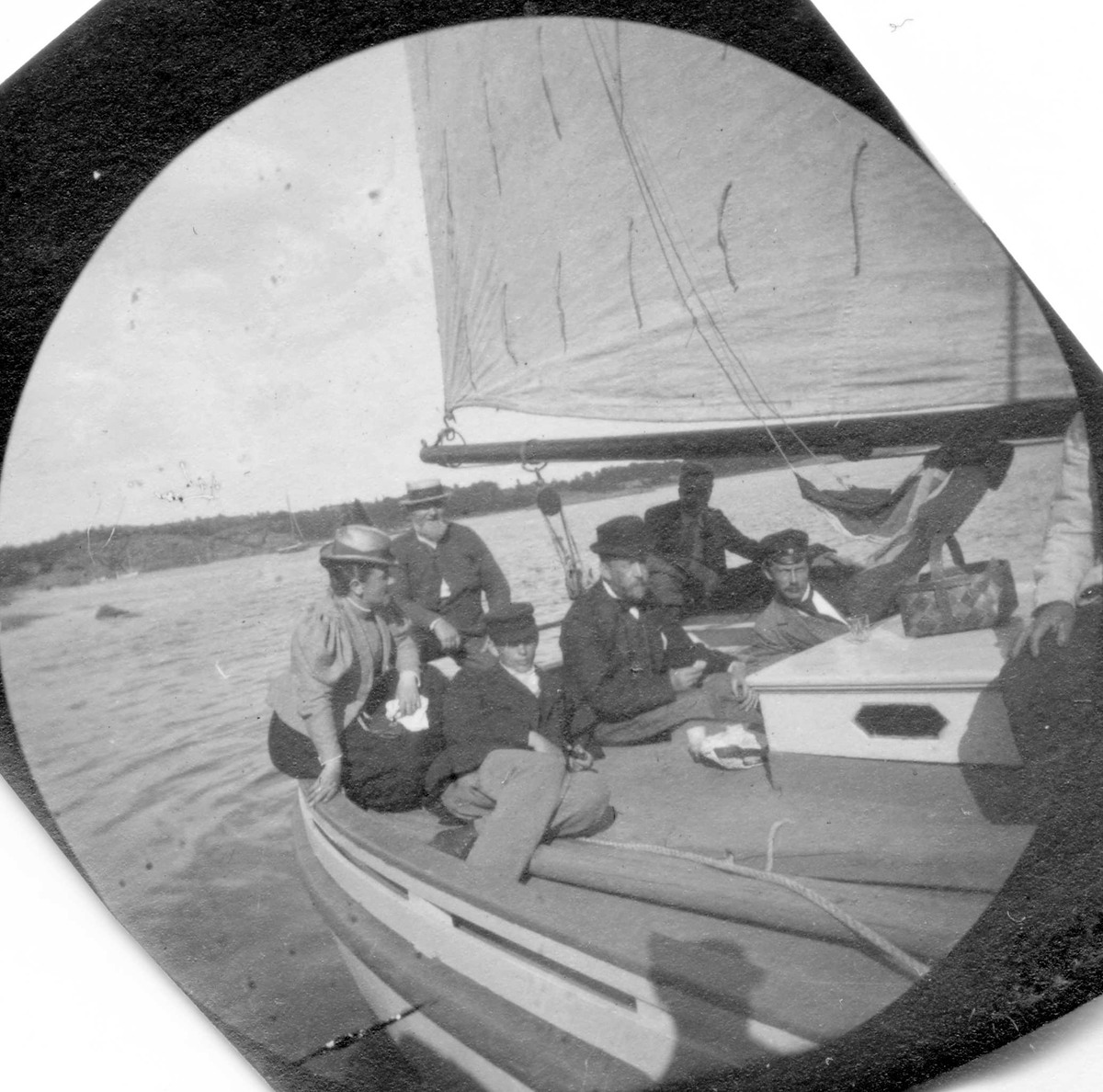 Fredrik Carl Mülertz Størmer, Fra botanisk ekskursjon med professor Blytt ved Ula, Tjølling, Vestfold. Mennesker ombord i seilbåt. Land i bakgrunnen.