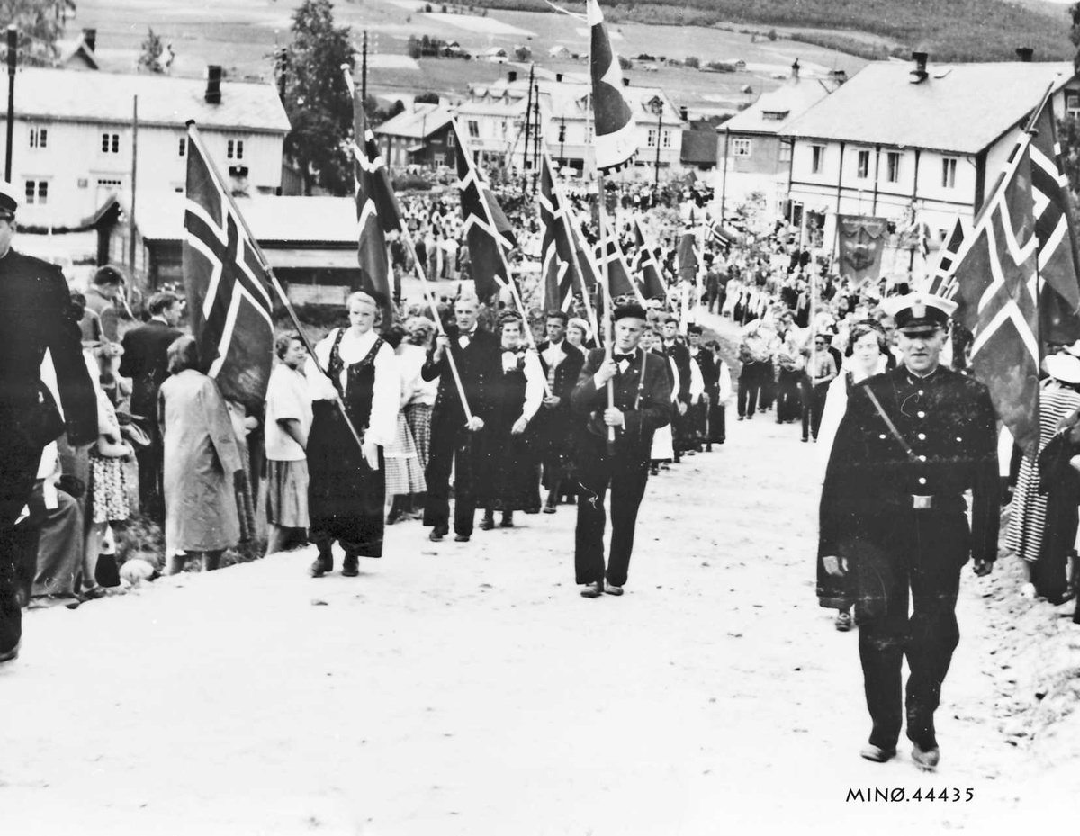 Rachel Haarseth, Personer, klær, flagg, bygninger. NU-stemne 1957