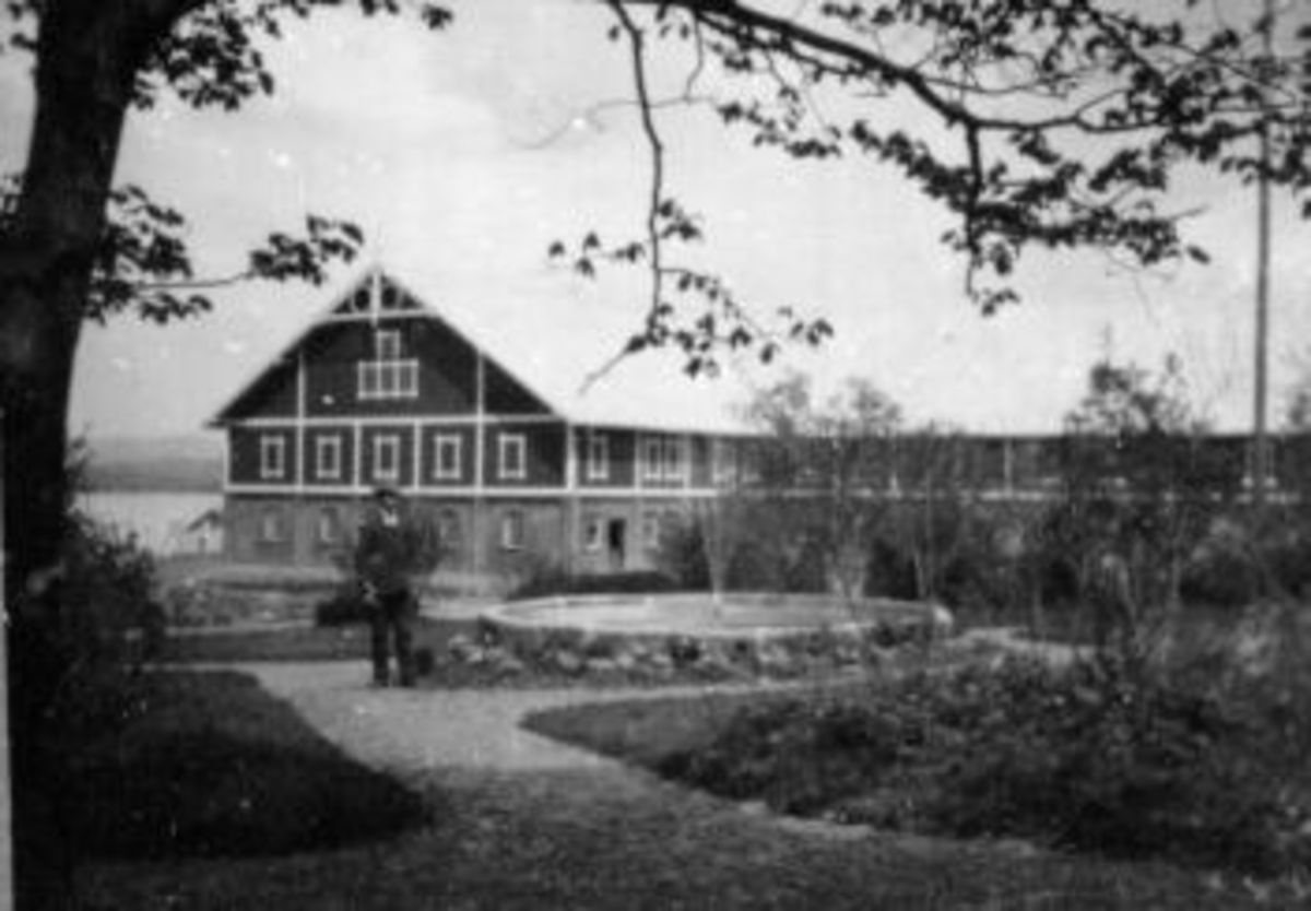 Anno Domkirkeodden, Fra hagen på Toftes Gave, Nedre Sund, Helgøya med springvann, stier. Låven i bakgrunnen.