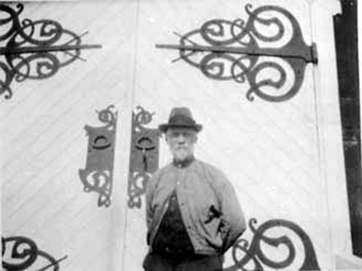 Anno Domkirkeodden, PORTRETT: ANTON BJØLSETH FORAN LÅVEDØR MED BESLAG, MALUNGEN, VALLSET