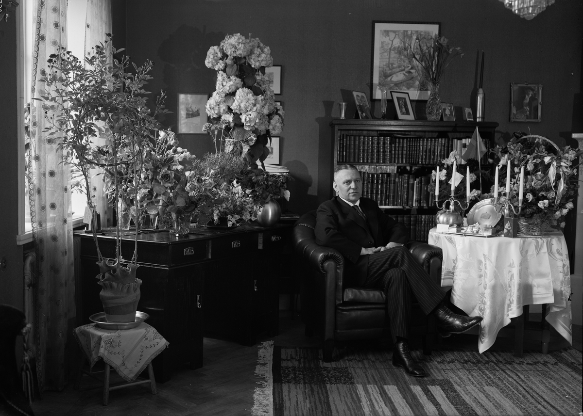 Paul Sandberg, Födelsedagsporträtt - poliskommissarie Herman Bengtsson i hemmiljö, Uppsala 1935