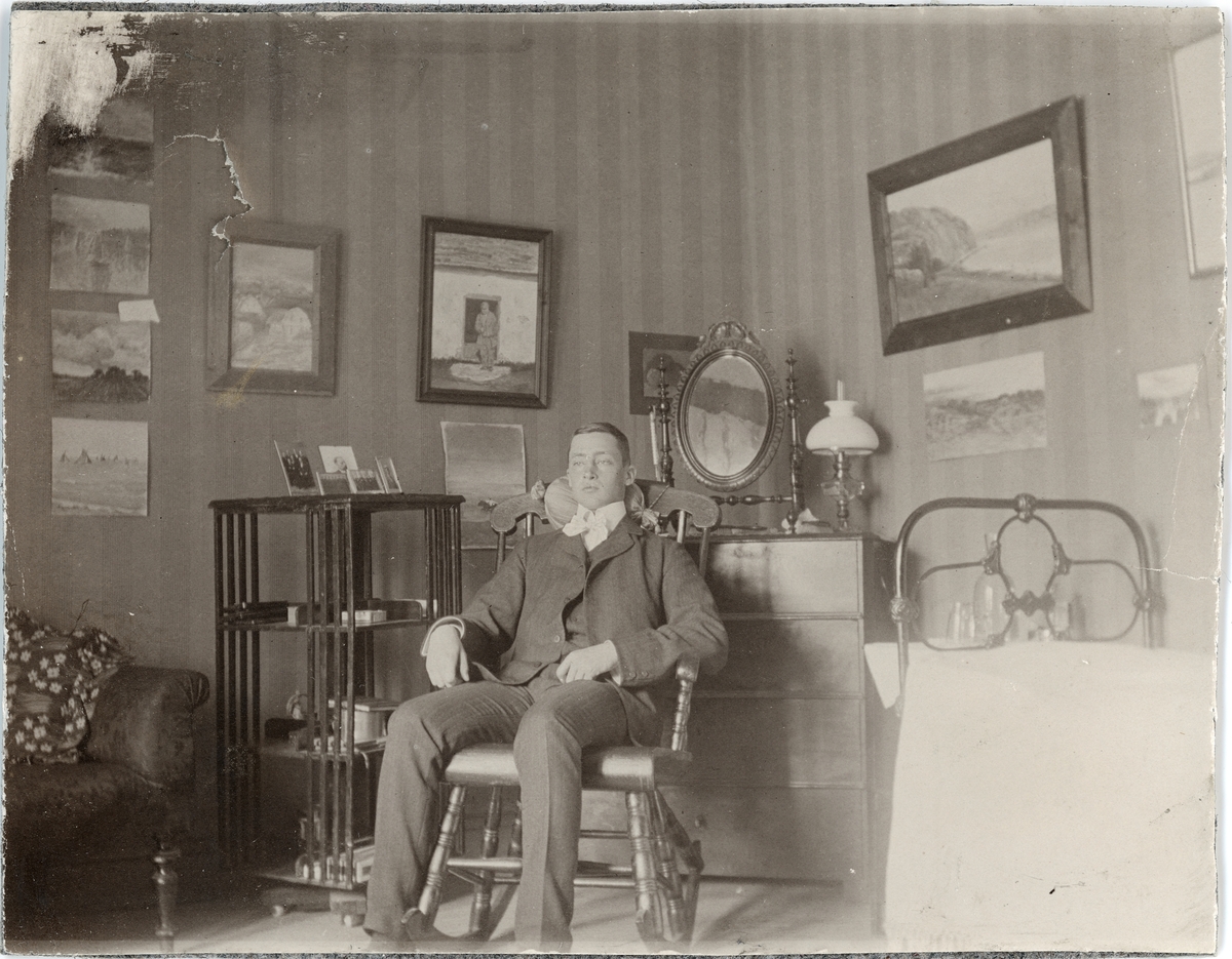 Okänd,, Elias Stenius i gungstol i Norrbyska studenthemmet, Uppsala omkring 1900