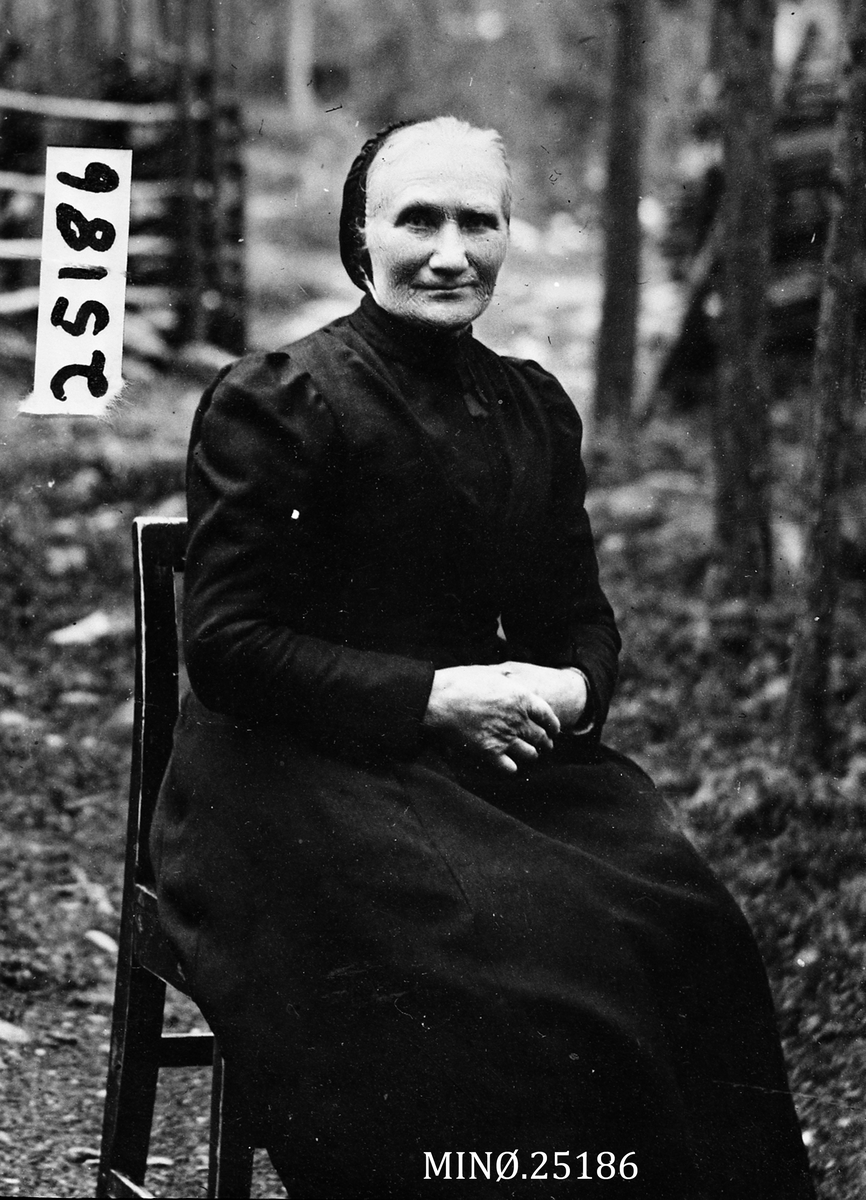 Ukjent, Portrett av Ingeborg Pedersdotter, gift med Ole Estensen, Ostermoen.