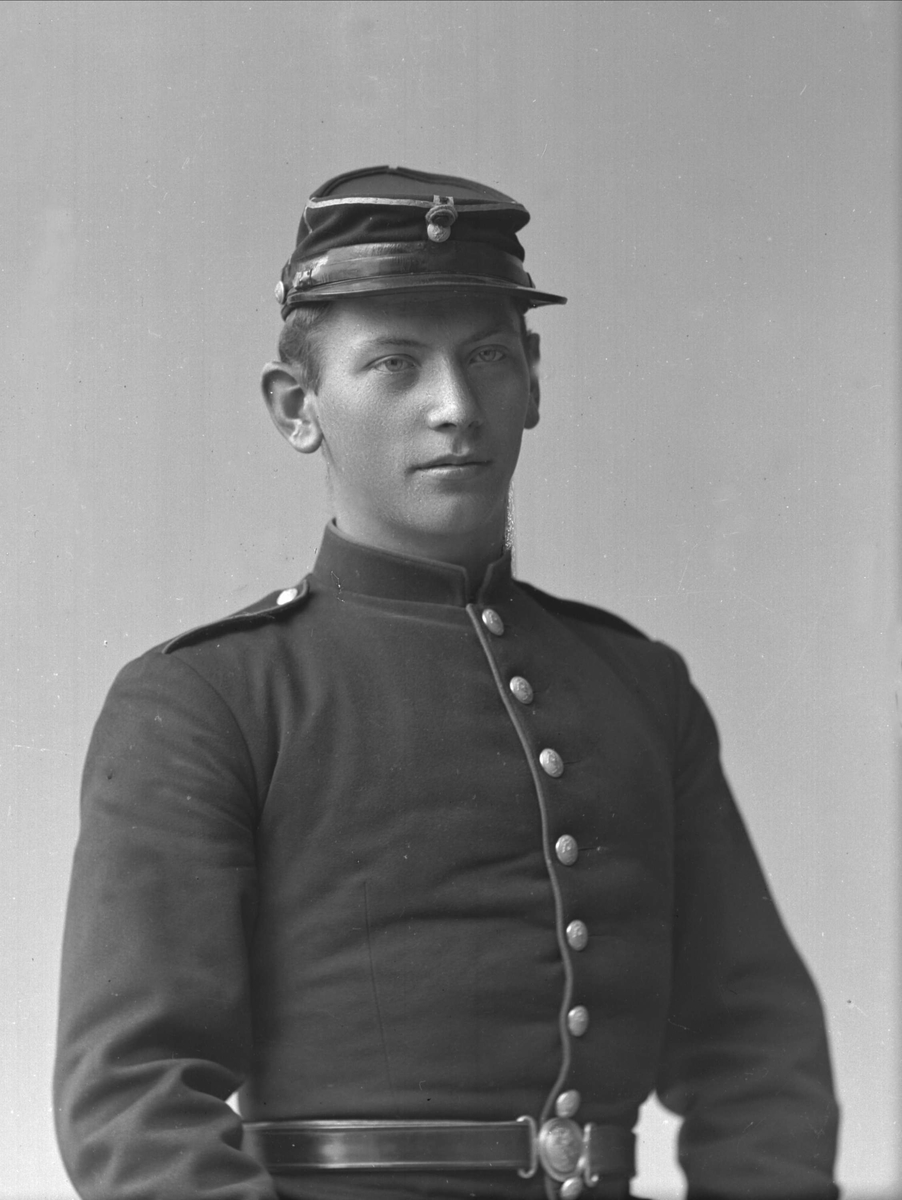 Gustav Borgen, Portrett, mann i kadettuniform.