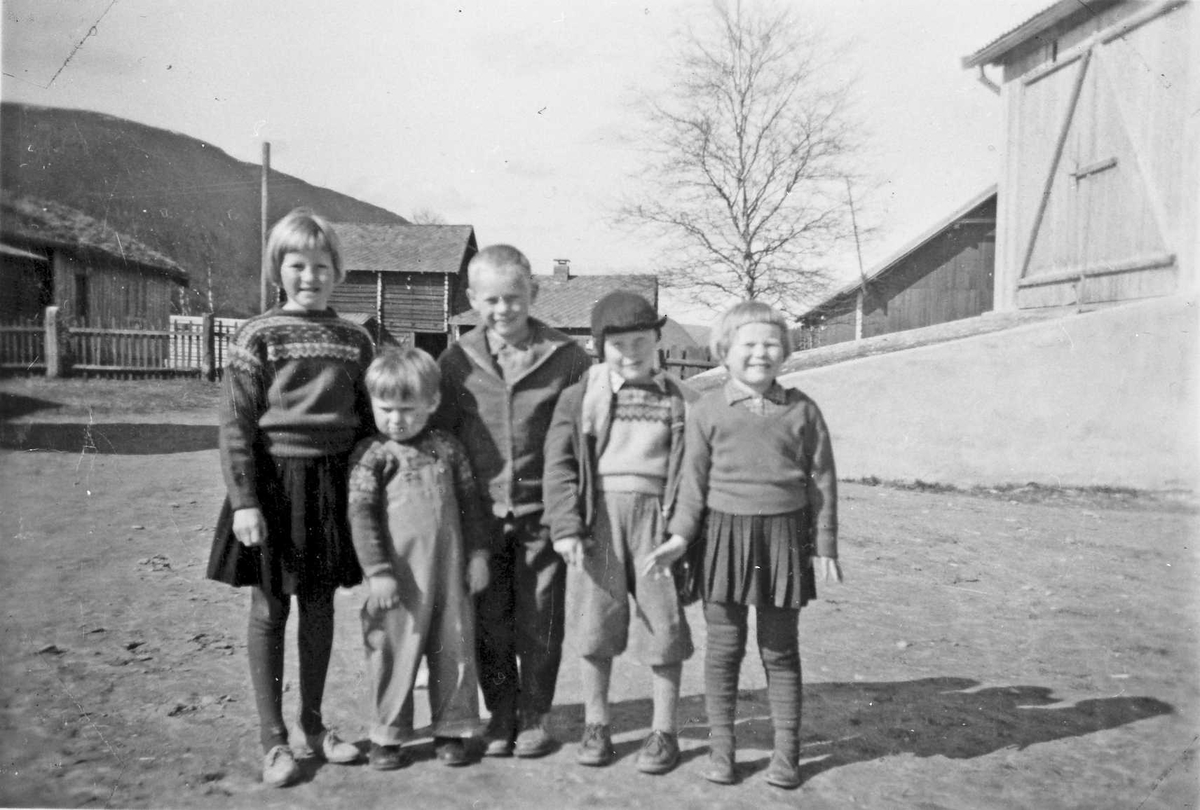 Rachel Haarseth, Gruppebilde, barn, klær, gårdsbruk.