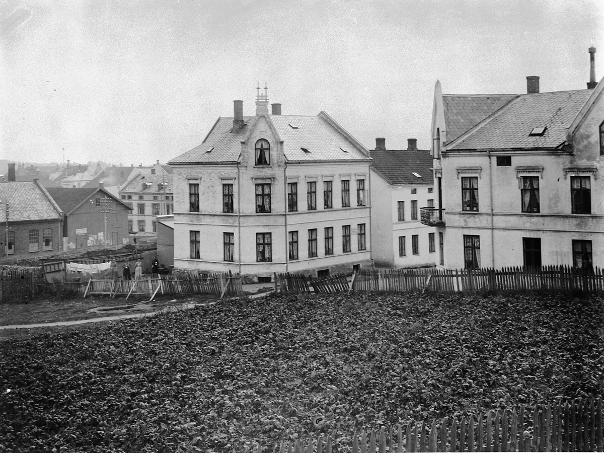 Hans Emil Erichsen, Boliggårder i Håkonsgate, Hamar.