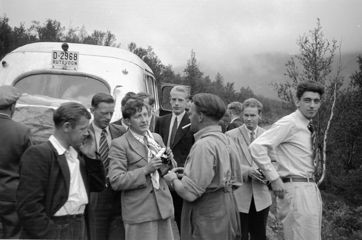 Håkon Prestkværn, BUSSTUR FRA MOELV. Rutebil, buss, kjøretøy. Bussen på bildet er en Studebaker med registreringsnummer D-2968, Alf Kristiansen med fotoapparat. Gunnar Grødtlien, Moelv, kjøpte en buss som ble registert D-2968 i 1946. Det var en 1929-modell som hadde fått nytt busskarosseri med 30 seter på slutten av…
