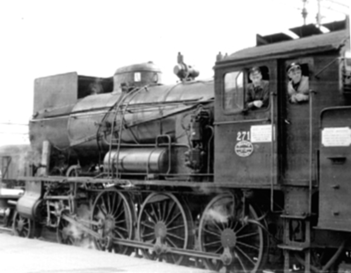 Anno Domkirkeodden, HAMAR JERNBANESTASJON, DAMPLOKOMOTIV NR. 271, TOG 394, OLA AARHUS OG OLE BROBAKKEN