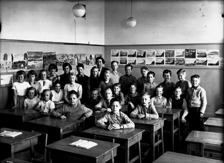 Sven Lindskog, Almby Östra skola, klassrumsinteriör, 28 skolbarn med lärarinna fröken Karin Eriksson. Klass 4Hh, sal 4.