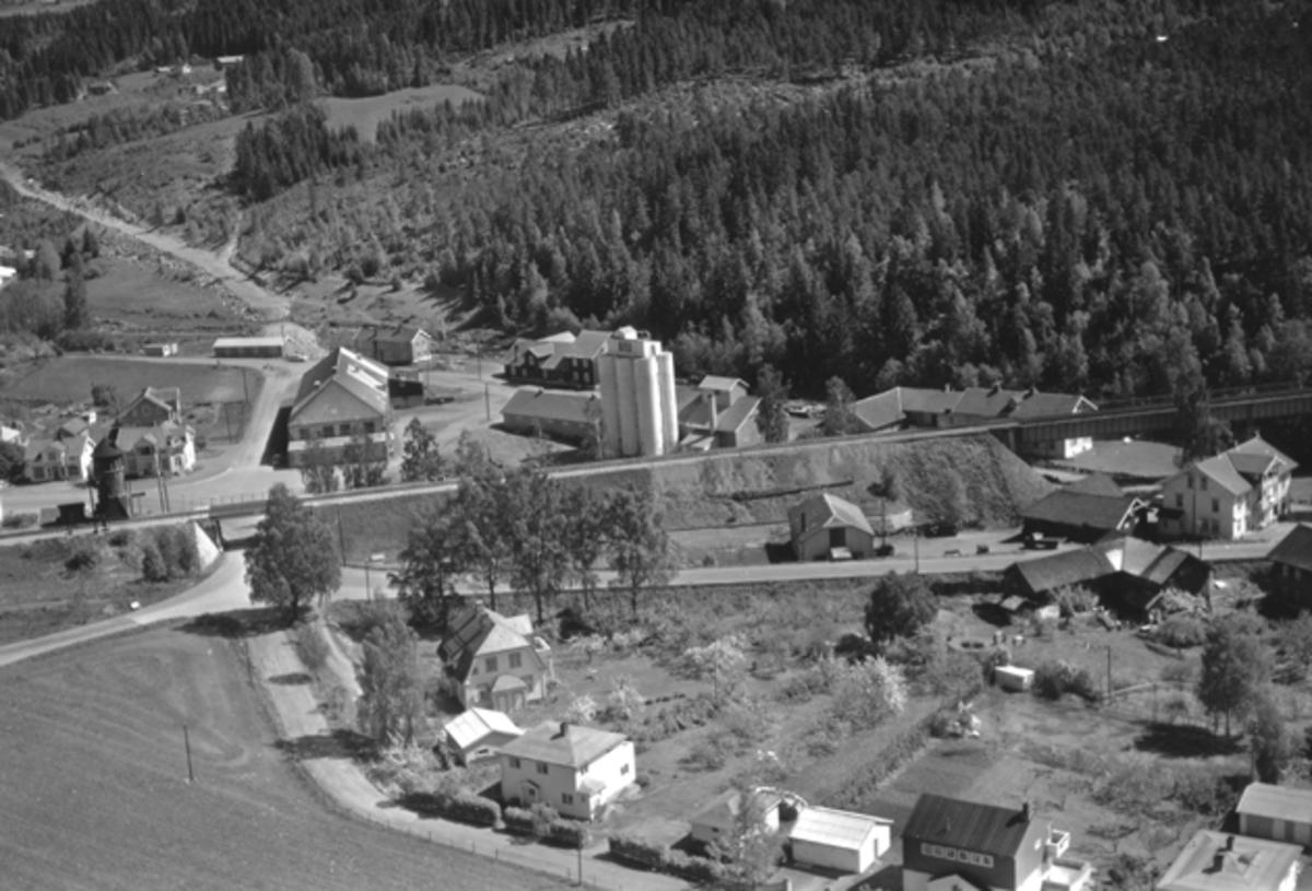 Widerøes Flyveselskap A/S, Flyfoto av bebyggelse ved Idrettsvegen, Norsk Knekkebrødfabrikk A/S, Moelv, Ringsaker.