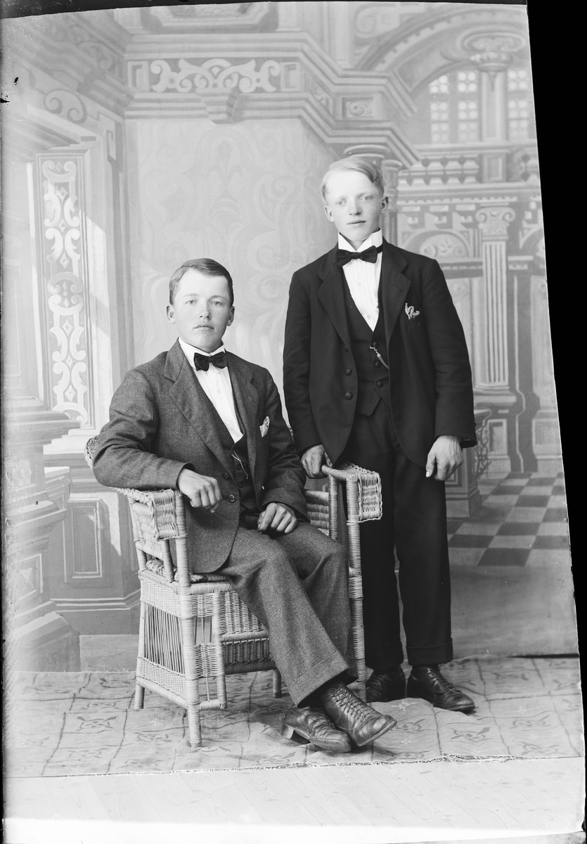Skötsner-Edhlund, Ateljéporträtt - en ung man tillsammans med Wiktor Larsson från Hökhuvud socken, Uppland 1921