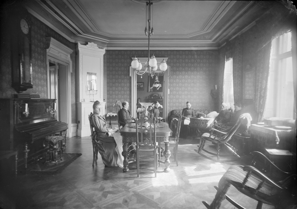 Henri Osti's Fotografiateliér, Salen i ombudsman Deurells hem, Dragarbrunnsgatan 46, Uppsala 1890