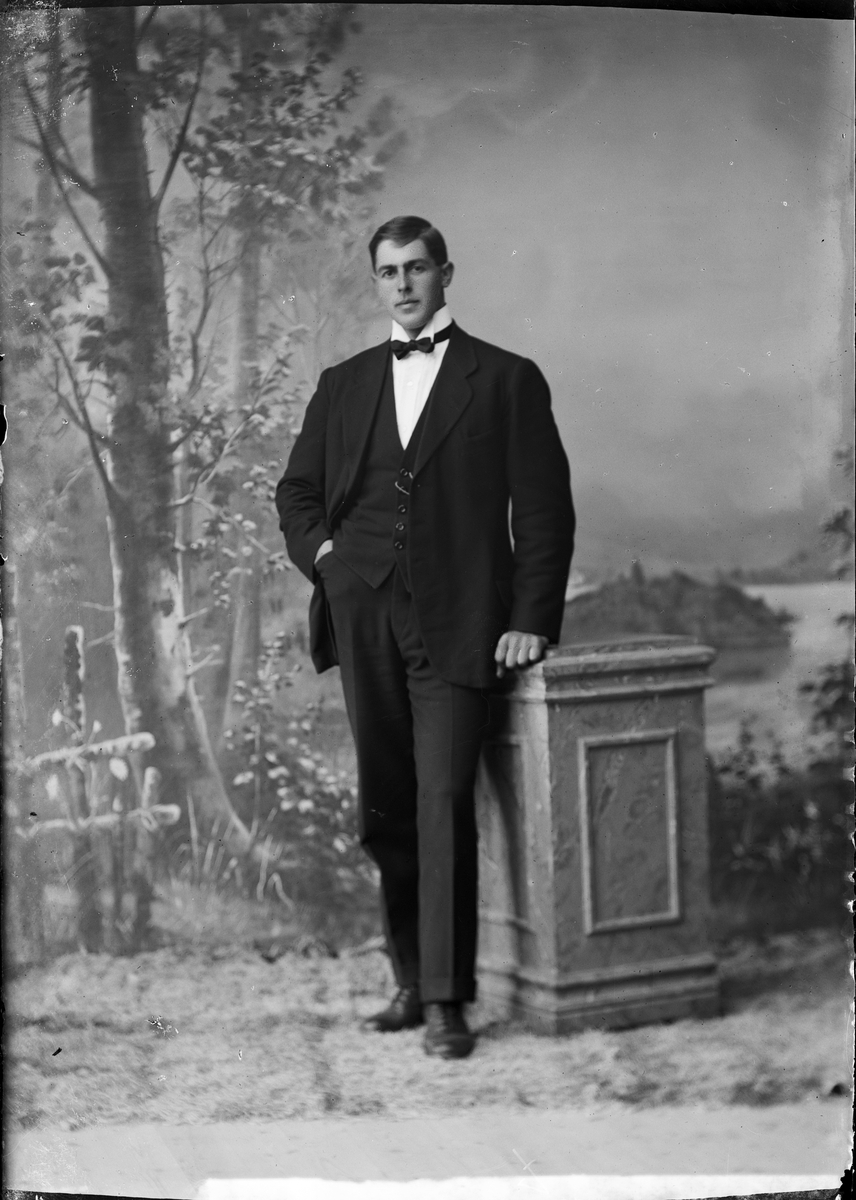 Skötsner-Edhlund, Ateljéporträtt - Gustaf Westerberg från Strömsbro, Valö socken, Uppland 1921