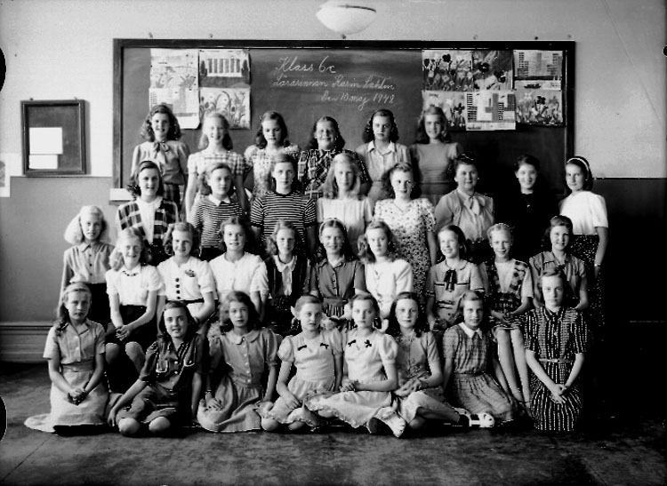 Sven Lindskog, Vasaskolan, classroom interior, 31 girls with teacher Miss Karin Sahlin. Class 6c, Room 24.