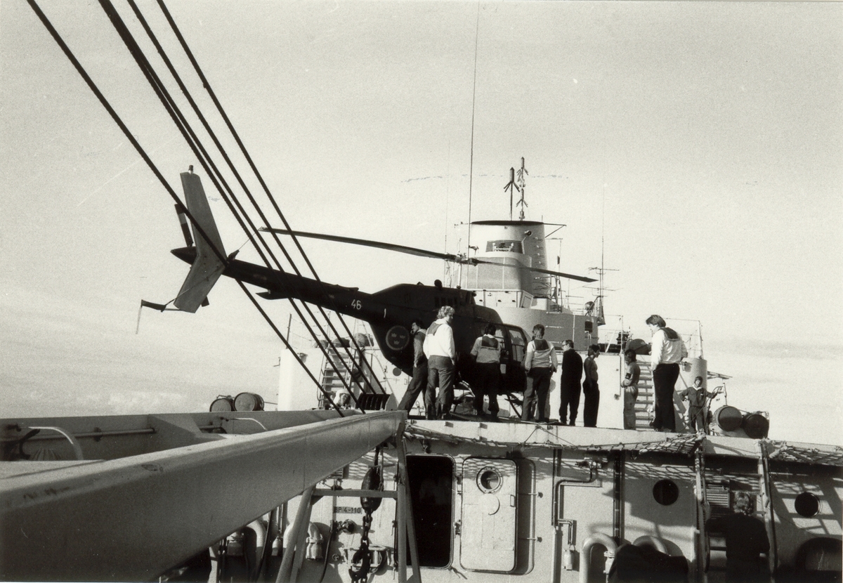 Unknown artist, Helikopter landar ombord på minfartyget "Visborg" 1970-talet