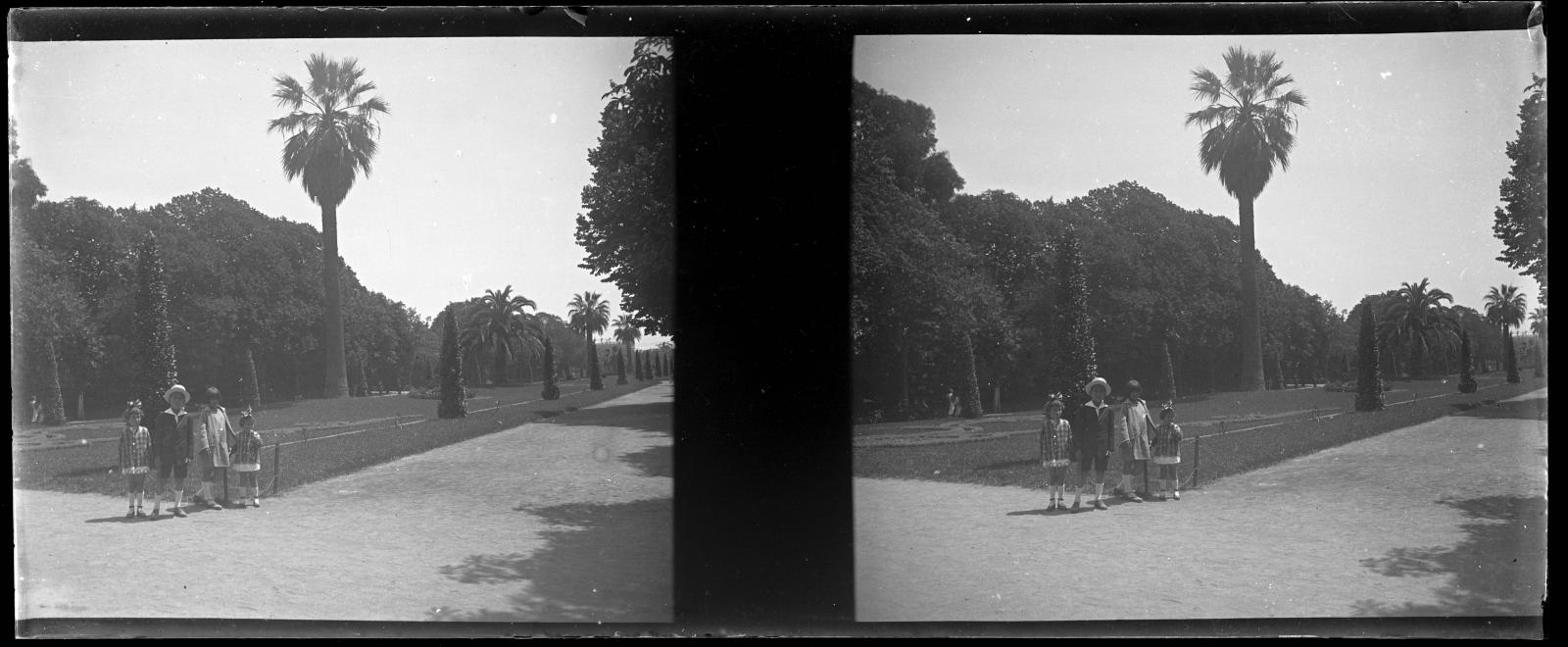 Desconegut, [Portrait of some children in the Citadel Park]