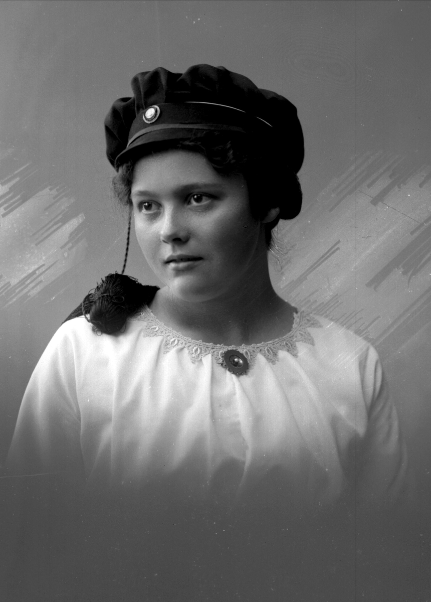 Gustav Borgen, Portrett, kvinne med studentlue. Frøken Synnøve Larsen.
