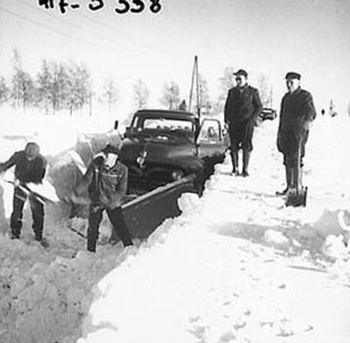 Anno Domkirkeodden, LASTEBIL FORD (USA) 1955 MODELL, MED SNØPLOG, SNØVINTEREN 1962, HØYE BRØYTEKANTER, FOLK MED SPADER, LALUM GÅRD,