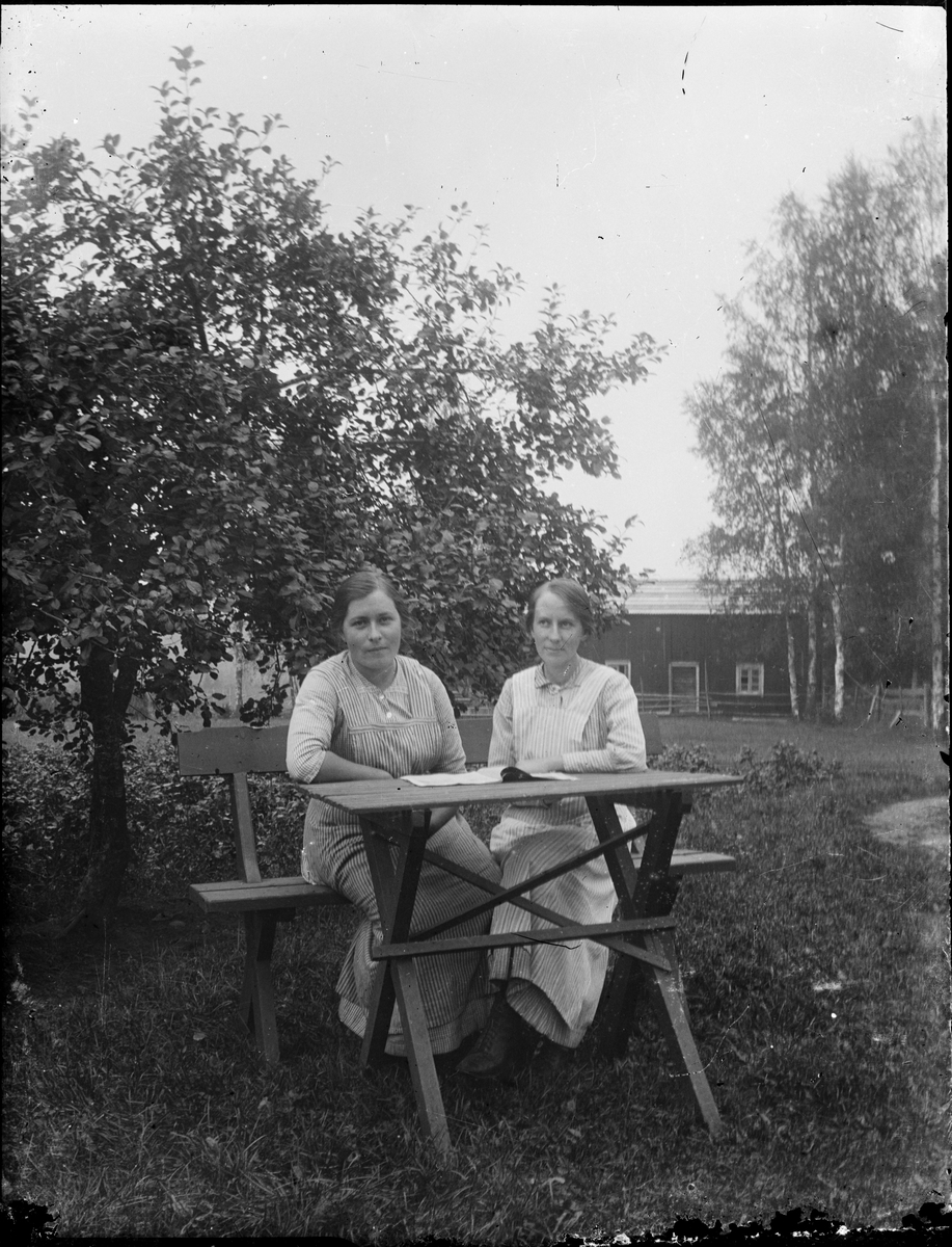 Skötsner-Edhlund, Två kvinnor sitter ute i trädgården, Börstil socken, Uppland