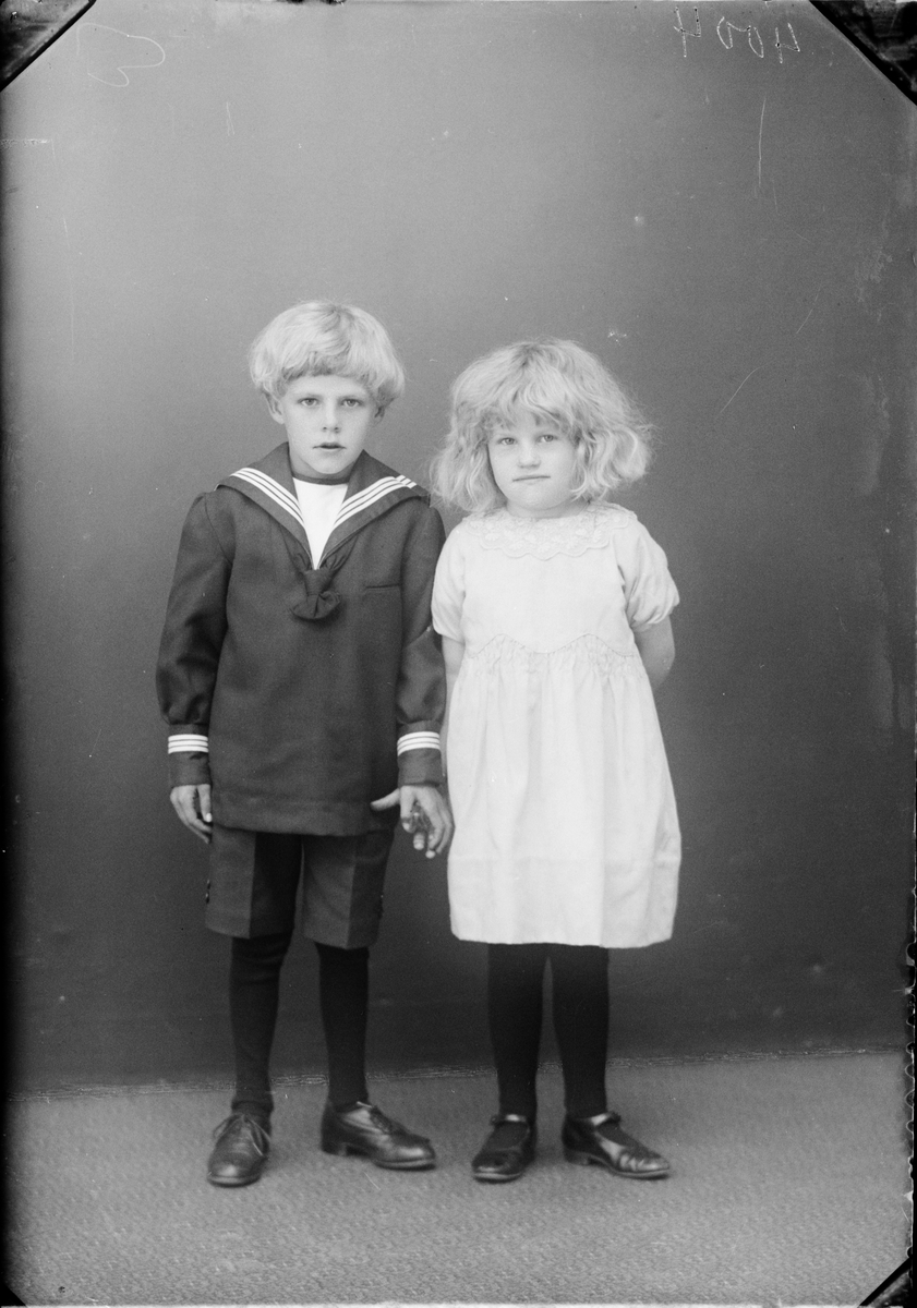 Skötsner-Edhlund, Barnporträtt - pojke och flicka, Östhammar, Uppland