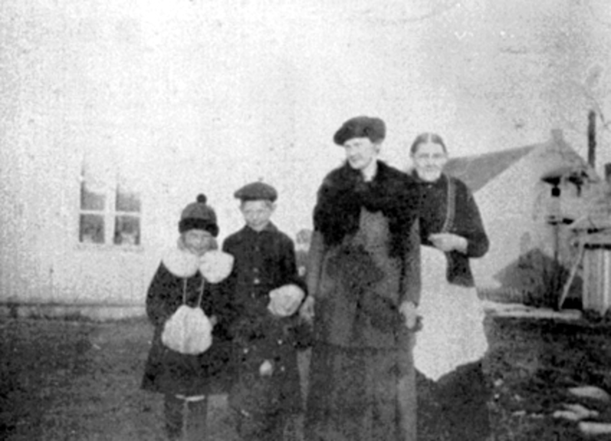 Anno Domkirkeodden, GRUPPE, MÅLFRID KNUDSEN, EINAR KNUDSEN, KÅRE, ANNE KNUDSEN, BESTEMORMålfrid, Einar foran, Kåre bak, Anne og bestemor.