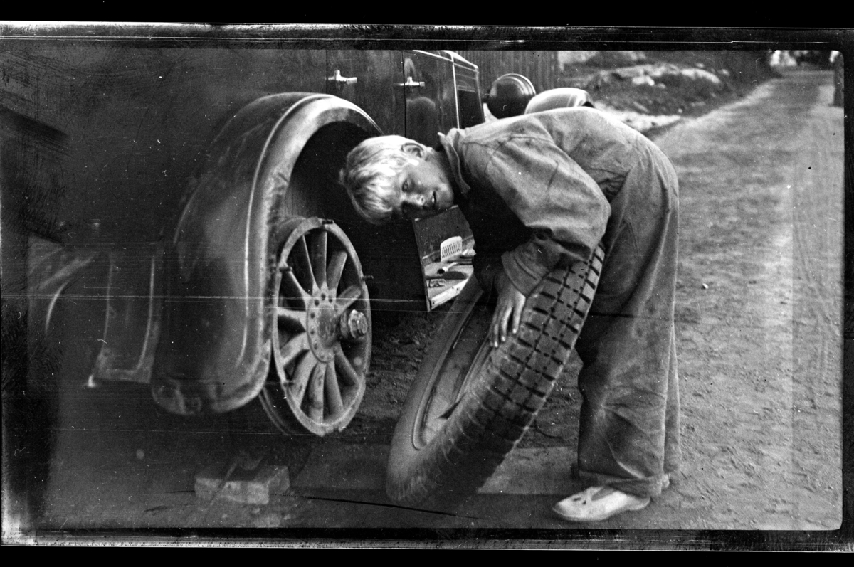 Rolf Sr. Sundt, Rolf Sundt Jr. skifter hjul på familiens Buick. Fotografert 1932.