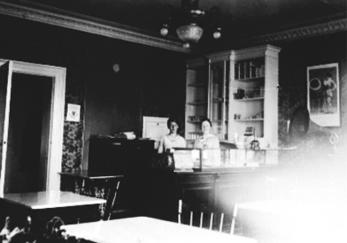 Anno Domkirkeodden, Kafe Royal, Stortorget, Hamar. Interiør, ukjente serveringsdamer, betjening, kafedisk, tutgrammofon, marmorbord.