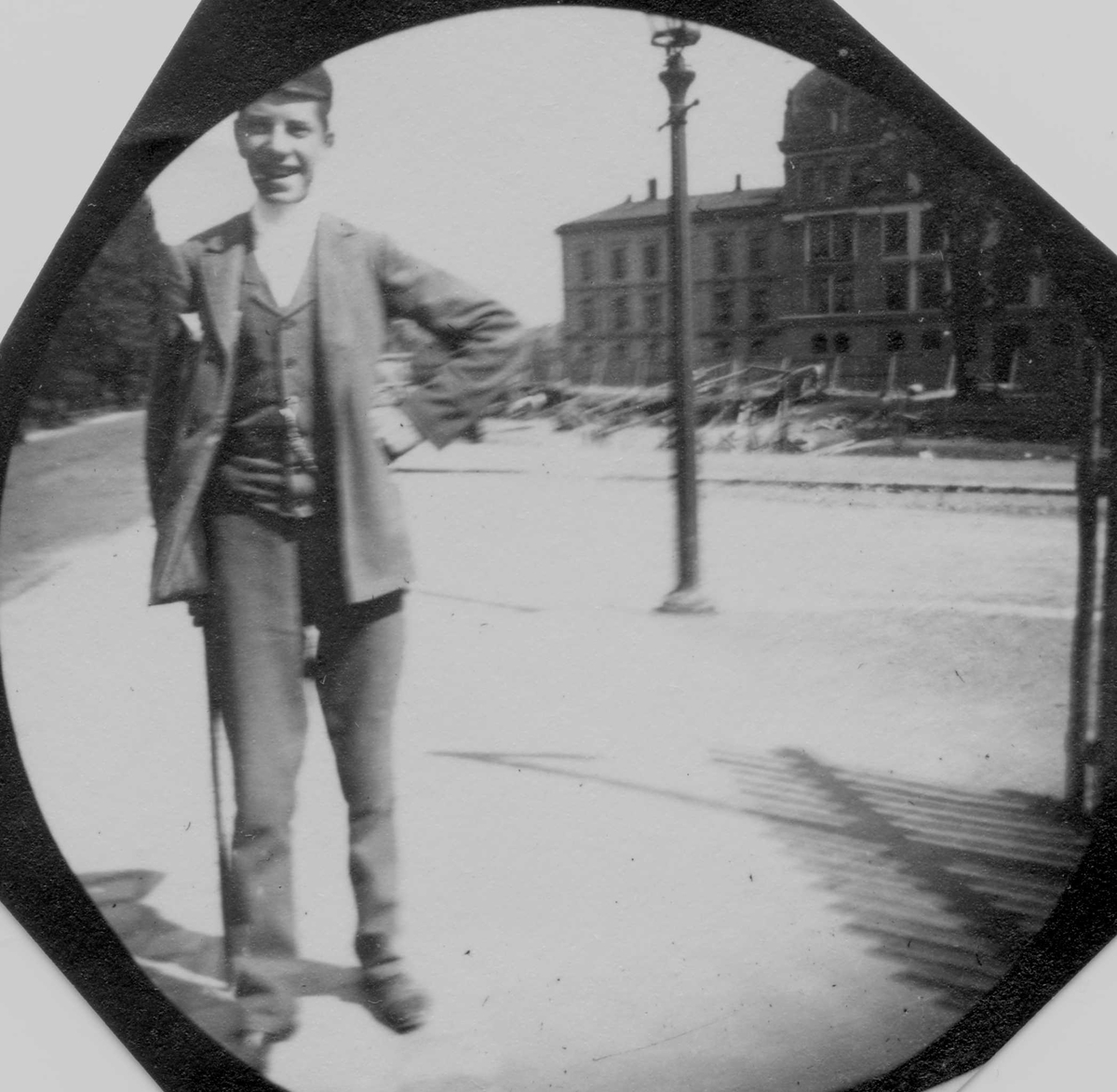 Fredrik Carl Mülertz Størmer, Jacob Sommerfeldt, senere kaptein, står på fortau med bygårder i bakgrunnen, ant. Oslo.
